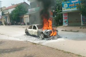 cháy xe hơi ở Nghệ An