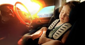 không nên để trẻ trên ô tô trong trời nóng