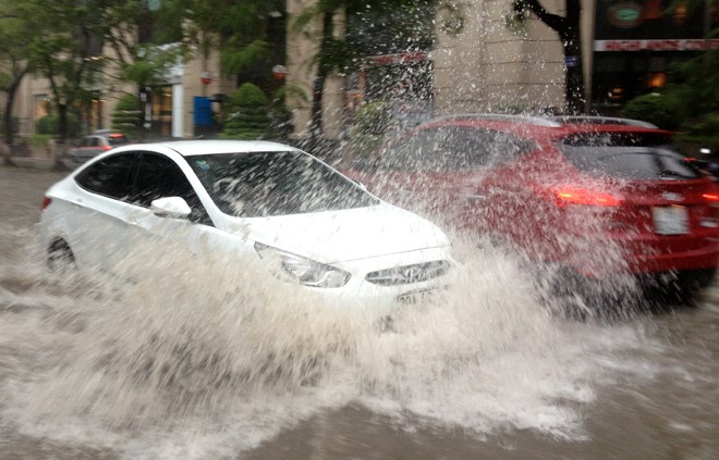Thủy kích động cơ là gì- Cách hạn chế xe bị thủy kích mùa mưa bão