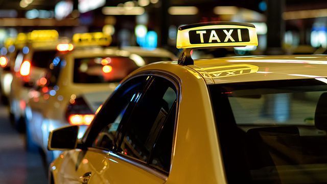 Bộ GTVT tiếp tục đề xuất xe taxi công nghệ phải gắn hộp đèn